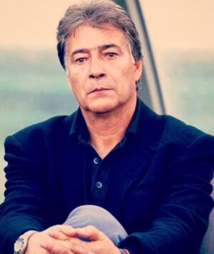 Pejman Jamshidi Instagram - براي تمام تعظيم هاي اجباري كه به آن ها تن ندادي ، ما تا هميشه به يادت سر تعظيم فرود ميآوريم.
آبي ترين اسطوره ، روحت شاد💙❤️
پژمان