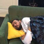 Pejman Jamshidi Instagram - اين فيلم رو حدود يكسال پيش ازش گرفتم؛ عمرا فكر نميكرد منتشرش كنم ولي متاسفانه اشتباه ميكرد 😉😂 خواستم بگم دوستي ما با پپروني شروع شد و حالا با لونه زنبور محكم تر شده ... دوست دارم آقا محسن خان كيايي روح مادر نازنينت شاد 🙏🏼 پ.ن : فيلم مربوط ميشه به پشت صحنه نمايش پپروني براي ديكتاتور. @mohsen_kiaee @loonezanboor_movie