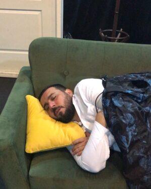 Pejman Jamshidi Instagram - اين فيلم رو حدود يكسال پيش ازش گرفتم؛
عمرا فكر نميكرد منتشرش كنم ولي متاسفانه اشتباه ميكرد 😉😂
خواستم بگم دوستي ما با پپروني شروع شد و حالا با لونه زنبور محكم تر شده ...
دوست دارم آقا محسن خان كيايي
روح مادر نازنينت شاد 🙏🏼
پ.ن : فيلم مربوط ميشه به پشت صحنه نمايش پپروني براي ديكتاتور.
@mohsen_kiaee
@loonezanboor_movie