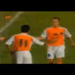 Pejman Jamshidi Instagram – :
بازم يادي از جووني
سال ١٣٧٧ ديدار سايپا و استقلال كه در نهايت ١-١ تموم شد.گل استقلال هم فرهاد خان مجيدي زدن.
اون هفته پيش از اين بازي ، لحظات عجيبي رو پشت سر گذاشتم كه اميدوارم جايي و زماني بتونم تعريف كنم.لحظاتي كه تجربه حس و حالش هنوز برام باورنكردنيه.
اين گلُ تو بيست سالگي زدم.زماني كه عضو باشگاه سايپا بودم و بازيكن تيم ملي المپيك ( اميد )
تاريخ خوشِ زندگيم.روزهاي بي تكرارِ بي بازگشت.
به قول حميد خان عليدوستي عزيزم كه اون زمان مربي من هم بود ؛ كوتاهترين ( زودگذرترين )شغل دنيا ، قهرمانيه.
ياد حميد خان و سايپا و همه هم بازي هاي عزيزِ اون دوران به خير.براشون بهترين آرزوها رو دارم هرجاي دنيا كه هستن.
اگر اشتباه نكنم ركورد سريع ترين گل پس از تعويض مربوط به اين گل هست كه ٧ ثانيه بعد از ورود زده شد.
البته ريا نشه🤪 ( شانس ما حالا الان همتون سرچ ميكنيد صدتا ركورد سريع تر پيدا ميكنيد 😂 )
هفته خوبي داشته باشين.
#فوتبال 
#حميد_عليدوستي 
#سايپا