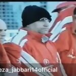 Pejman Jamshidi Instagram - : خاطره بازي اين بازي با تراكتور سازي اولين حضور من در پرسپوليس و اولين ديدار اولين دوره ليگ برتر يعني سال ١٣٨٠-٨١ بود كه با اين گل رضا جباري عزيز روي پاس حامدكاويانپور بازي رو تو ورزشگاه تختي تبريز برديم. يادمه تو اون سفر جاي هتل رفتيم يه خوابگاهي كه يادم نيست براي كجا بود و اتاق ها هم ٤ نفره. من و رضاجباري و حسن خانمحمدي و بهنام ابوالقاسم پور هم اتاق شديم. بازي هم به دليل بارش شديد برف يك روز عقب افتاد و يادمه جاي تمرين تو اون روزي كه بازي عقب افتاد ، چون زميني در اختيار نداشتيم رفتيم تو سالن ورزشي همون مجموعه و واليبال بازي كرديم ، ورزش مورد علاقه علي آقا پروين كه عمرش دراز باشه و تنش سلامت. خلاصه امروز كه بازي پرسپوليس تراكتورو ميديدم تمام مدت ياد خاطرات اون بازي بودم. درضمن يه شادباش به هواداران عزيز و محترم پرسپوليس كه با اين تساوي يه گام جدي برداشتيم به سمت سومين قهرماني و يه خسته نباشيد به بازيكنان باغيرت تيممون و همچنين كادر فني بخصوص اقا كريم و آقاي ايوانكويچ. و درضمن يه خسته نباشيد جانانه به بازيكنان تراكتورسازي براي بازي خوبي كه انجام دادن. #پرسپولیس