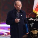 Pejman Jamshidi Instagram - جشنواره امسال هم با تمام اتفاق هاي شيرين وتلخ تمام شد.شادباش به تمام عزيزاني كه سيمرغ بر شانه هايشان نشست كه بي شك همه از بهترين ها بودند. اما در شب پايان مهمترين درس آن رقم خورد. انساني روي سن رفت و سيمرغ خود را پس از ٤٠ سال گرفت كه نماد شرافت بود و نه تنها براي مشاهير و مردم ما ، كه براي تمام مردم جهان ميتواند الگويي درست و عبرتي آموزنده باشد. تنها كسي كه ميتوانست از سينما و جد و آباد آن طلبكار باشد ، اما نبود. تنها كسي كه ميتوانست مدعي بزرگي و ماندگاري باشد ، اما نبود. تنها كسي كه ميتوانست ناز كند و به صد دليل نيايد و نگيرد ، اما آمد و گرفت ، آن هم با چه شوق كودكانه و زلالي. تنها كسي كه ميتوانست بر سر زمين و زمان اين هنر منت بگذارد ، اما نگذاشت. كاش همه شبيه استاد كه نه ، دست كم تلاش كنيم ذره اي شبيه ايشان باشيم ، بي طلب ، بي چشم داشت ، بي ادعا ، بي منت و از همه مهمتر بي ادا. از سال آينده سيمرغ ارزش بيشتري گرفت چون مزين و مفتخر به بوسه و لمس دستان استاد شد. عمرتان با عزت و سايه تان مستدام عاليجناب علي نصيريان بلندي از آن يافت كو پست شد در نيستي كوفت تا هست شد #جشنواره_فیلم_فجر #سينما #هنر #شرافت پ.ن : مخاطب اصلي اين متن بيشتر خودم هستم و خواستم حس و نظرمو نسبت به لحظه گرفتن سيمرغ توسط ايشون بيان كنم و هيچ طعنه و تيكه پوشيده اي در اون نيست و اعلام ميكنم كه من از طرفداران تمام كساني هستم كه در بخش هاي مختلف كانديد بودند و سيمرغ گرفتند و هر رفتاري كه كردند و هر عكس العملي كه نشون دادند مربوط به خودشون هست و بنده در جايگاهي نيستم كه اون ها رو قضاوت كنم.