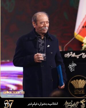 Pejman Jamshidi Instagram - جشنواره امسال هم با تمام اتفاق هاي شيرين وتلخ تمام شد.شادباش به تمام عزيزاني كه سيمرغ بر شانه هايشان نشست كه بي شك همه از بهترين ها بودند.
اما در شب پايان مهمترين درس آن رقم خورد.
انساني روي سن رفت و سيمرغ خود را پس از ٤٠ سال گرفت كه نماد شرافت بود و نه تنها براي مشاهير و مردم ما ، كه براي تمام مردم جهان ميتواند الگويي درست و عبرتي آموزنده باشد.
تنها كسي كه ميتوانست از سينما و جد و آباد آن طلبكار باشد ، اما نبود.
تنها كسي كه ميتوانست مدعي بزرگي و ماندگاري باشد ، اما نبود.
تنها كسي كه ميتوانست ناز كند و به صد دليل نيايد و نگيرد ، اما آمد و گرفت ، آن هم با چه شوق كودكانه و زلالي.
تنها كسي كه ميتوانست بر سر زمين و زمان اين هنر منت بگذارد ، اما نگذاشت.
كاش همه شبيه استاد كه نه ، دست كم تلاش كنيم ذره اي شبيه ايشان باشيم ، بي طلب ، بي چشم داشت ، بي ادعا ، بي منت و از همه مهمتر بي ادا.
از سال آينده سيمرغ ارزش بيشتري گرفت چون مزين و مفتخر به بوسه و لمس دستان استاد شد.
عمرتان با عزت و سايه تان مستدام
عاليجناب علي نصيريان
بلندي از آن يافت كو پست شد  در نيستي كوفت تا هست شد
#جشنواره_فیلم_فجر 
#سينما 
#هنر 
#شرافت
پ.ن : مخاطب اصلي اين متن بيشتر خودم هستم و خواستم حس و نظرمو نسبت به لحظه گرفتن سيمرغ توسط ايشون بيان كنم و هيچ طعنه و تيكه پوشيده اي در اون نيست و اعلام ميكنم كه من از طرفداران تمام كساني هستم كه در بخش هاي مختلف كانديد بودند و سيمرغ گرفتند و هر رفتاري كه كردند و هر عكس العملي كه نشون دادند مربوط به خودشون هست و بنده در جايگاهي نيستم كه اون ها رو قضاوت كنم.