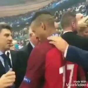 Pejman Jamshidi Instagram - :
يك كليپ فوق العاده و آموزنده از تقابل دو اسطوره تاريخ فوتبال.
تصويرمردي بزرگ با قلبي لبريز از افتادگي ، بزرگي و از همه مهم تر نگاهي سرشار از غرور در چشمان پدر و معلمي كه حالا با تمام وجود از عظمت فرزند و شاگردش لذت ميبرد و البته احترام متقابلي كه مرا بي درنگ به ياد جمله زيباي استاد بهرام بيضايي انداخت :
ًما كوچكيمان را حفظ ميكنيم تا وقتي كه شما از بزرگيتان سو استفاده نكنيد.
#آلكس_فرگوسن 
#كريستيانو_رونالدو 
#بهرام_بیضایی 
#منچستریونایتد 
#انسانیت