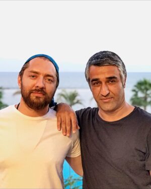 Pejman Jamshidi Instagram - عكسي از پشت صحنه فيلم ايده اصلي به كارگرداني خانم آزيتا موگويي در اخرين روز كاري بهرام رادان عزيز در اين پروژه.
همكاري شيرين با بازيگر جذاب و حرفه اي و باهوش ، در تجربه اي خيلي سخت و با اميد به نتيجه اي عالي ، هم در جشنواره و هم در اكران.
ممنونم ازت بهرام جان بابت اين همراهي و برات در ادامه راه زندگي بهترين ها رو آرزو ميكنم.
جاي همه عوامل دوست داشتني و بخصوص خانم ها مريلا زارعي و هانيه توسلي هم در عكس خالي
عكاس : علي رضا جان برازنده 
پ.ن : به اميد خدا كار ما هم تا يك هفته ديگه تموم ميشه و اين تجربه هم خاطره اي ميشه روي ساير خاطرات اين سال ها.
@bahramradan
@azitamougouie