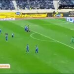 Pejman Jamshidi Instagram - به بهانه دربي زماني كه فوتبال بازي ميكردم شايد نگاهم به اون خيلي بيشتر از هرچيز ، نگاهي رقابتي و سخت كوشانه بود براي بردن بازي و شكست دادن حريف روبرو و در نهايت فتح جام و يا پوشيدن پيراهن تيم ملي.اما ان روزها هم ميدانستم كه تمام اين هيجانات در عادي ترين و بهترين شرايط حدود ١/٧ از تمام عمر منو تشكيل ميده.حالا كه به گذشته نگاه ميكنم ميبينم اون روزهاي كوتاه چه درس هاي ماندگاري داشته. فوتبال درست شبيه زندگيست ، نه در شعار كه در حقيقت كلام از دربي دو بر يكي كه ، اواخر اون براي دفاع از كرنر استقلال طبق معمول وظيفه محول شده از طرف سرمربي به تير يك دروازه تكيه داده بودم و منتظر ارسال كرنر ، كه چشمم به اسكوربرد اونطرف ورزشگاه افتاد و داشت دقيقه ٨٦ رو نشون ميداد.تو دلم يه شكر بزرگ كردم از اين پيروزي بزرگ ، غافل از اين كه سرنوشت شكست ٣ بر دو رو برامون كنار گذاشته بود.تو چند دقيقه همه چيز دگرگون شد.درست مثل زندگي كه روي هيچ موفقيت اون نميشه آسوده خوابيد و هيچ شكستي هم تورا نميكشد. چيزهايي كه از فوتبال آن روزها بيشتر به يادم مونده و بيشتر دوست دارم به اون ها فكر كنم ، نه دريبل هاي انچناني و نه گل هاي استثناييه ، چيزهايي كه من رو تا نهايت خوشي ميبره و باعث كيف كردن از گذشتم ميشه ، تصاويريست مثل تصاوير بالا.چقدر زيباست اين همدلي و معرفت . يه چيزي فراتر از ورزش و رقابته كه اتفاقا از روح خودش نشات ميگيره. خودم طرفدار فوتبال ، با تمام حواشي اونم كه اعتقاد دارم فوتبال بدون حاشيه و تكل و درگيري ، ذات خودش رو از دست ميده ، اما وقتي با اين احترام و بزرگي ادغام ميشه ، ديگه ميشه اون چيزي كه نميشه لذتش رو با هيچ چيز مقايسه كرد. درود به همه طرفداران شريف فوتبال كه هرچي دارم از اون هاست، و با آرزوي يك دربي محكم و زيبا و در نهايت سلامتي همه بازيكنان و تماشاچيان. هرچند من هم مثل همه طرفداران فوتبال دنيا دوست دارم تيم محبوبم پيروز بشه. روح هادي نوروزي عزيز و همه ستارگاني كه روزي پيراهن اين دو باشگاه رو پوشيدن و با ديدنشون كيف كرديم ، شاد و آروم.