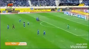 Pejman Jamshidi Instagram - به بهانه دربي
زماني كه فوتبال بازي ميكردم شايد نگاهم به اون خيلي بيشتر از هرچيز ، نگاهي رقابتي و سخت كوشانه بود براي بردن بازي و شكست دادن حريف روبرو و در نهايت فتح جام و يا پوشيدن پيراهن تيم ملي.اما ان روزها هم ميدانستم كه تمام اين هيجانات در عادي ترين و بهترين شرايط حدود ١/٧ از تمام عمر منو تشكيل ميده.حالا كه به گذشته نگاه ميكنم ميبينم اون روزهاي كوتاه چه درس هاي ماندگاري داشته.
فوتبال درست شبيه زندگيست ، نه در شعار كه در حقيقت كلام
از دربي دو بر يكي  كه ، اواخر اون براي دفاع از كرنر استقلال طبق معمول وظيفه محول شده از طرف سرمربي به تير يك دروازه تكيه داده بودم و منتظر ارسال كرنر ، كه چشمم به اسكوربرد اونطرف ورزشگاه افتاد و داشت دقيقه ٨٦ رو نشون ميداد.تو دلم يه شكر بزرگ كردم از اين پيروزي بزرگ ، غافل از اين كه سرنوشت شكست ٣ بر دو رو برامون كنار گذاشته بود.تو چند دقيقه همه چيز دگرگون شد.درست مثل زندگي كه روي هيچ موفقيت اون نميشه آسوده خوابيد و هيچ شكستي هم تورا نميكشد.
چيزهايي كه از فوتبال آن روزها بيشتر به يادم مونده و بيشتر دوست دارم به اون ها فكر كنم ، نه دريبل هاي انچناني و نه گل هاي استثناييه ، چيزهايي كه من رو تا نهايت خوشي ميبره و باعث كيف كردن از گذشتم ميشه ، تصاويريست مثل تصاوير بالا.چقدر زيباست اين همدلي و معرفت .
يه چيزي فراتر از ورزش و رقابته كه اتفاقا از روح خودش نشات ميگيره.
خودم طرفدار فوتبال ، با تمام حواشي اونم كه اعتقاد دارم فوتبال بدون حاشيه و تكل و درگيري ، ذات خودش رو از دست ميده ، اما وقتي با اين احترام و بزرگي ادغام ميشه ، ديگه ميشه اون چيزي كه نميشه لذتش رو با هيچ چيز مقايسه كرد.
درود به همه طرفداران شريف فوتبال كه هرچي دارم از اون هاست، و با آرزوي يك دربي محكم و زيبا و در نهايت سلامتي همه بازيكنان و تماشاچيان.
هرچند من هم مثل همه طرفداران فوتبال دنيا دوست دارم تيم محبوبم پيروز بشه.
روح هادي نوروزي عزيز و همه ستارگاني كه روزي پيراهن اين دو باشگاه رو پوشيدن و با ديدنشون كيف كرديم ، شاد و آروم.