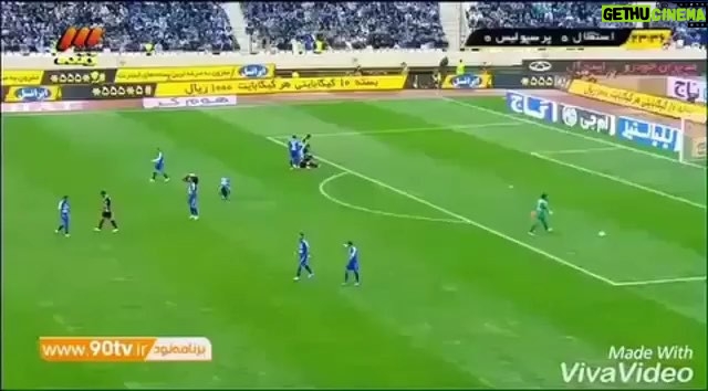 Pejman Jamshidi Instagram - به بهانه دربي زماني كه فوتبال بازي ميكردم شايد نگاهم به اون خيلي بيشتر از هرچيز ، نگاهي رقابتي و سخت كوشانه بود براي بردن بازي و شكست دادن حريف روبرو و در نهايت فتح جام و يا پوشيدن پيراهن تيم ملي.اما ان روزها هم ميدانستم كه تمام اين هيجانات در عادي ترين و بهترين شرايط حدود ١/٧ از تمام عمر منو تشكيل ميده.حالا كه به گذشته نگاه ميكنم ميبينم اون روزهاي كوتاه چه درس هاي ماندگاري داشته. فوتبال درست شبيه زندگيست ، نه در شعار كه در حقيقت كلام از دربي دو بر يكي كه ، اواخر اون براي دفاع از كرنر استقلال طبق معمول وظيفه محول شده از طرف سرمربي به تير يك دروازه تكيه داده بودم و منتظر ارسال كرنر ، كه چشمم به اسكوربرد اونطرف ورزشگاه افتاد و داشت دقيقه ٨٦ رو نشون ميداد.تو دلم يه شكر بزرگ كردم از اين پيروزي بزرگ ، غافل از اين كه سرنوشت شكست ٣ بر دو رو برامون كنار گذاشته بود.تو چند دقيقه همه چيز دگرگون شد.درست مثل زندگي كه روي هيچ موفقيت اون نميشه آسوده خوابيد و هيچ شكستي هم تورا نميكشد. چيزهايي كه از فوتبال آن روزها بيشتر به يادم مونده و بيشتر دوست دارم به اون ها فكر كنم ، نه دريبل هاي انچناني و نه گل هاي استثناييه ، چيزهايي كه من رو تا نهايت خوشي ميبره و باعث كيف كردن از گذشتم ميشه ، تصاويريست مثل تصاوير بالا.چقدر زيباست اين همدلي و معرفت . يه چيزي فراتر از ورزش و رقابته كه اتفاقا از روح خودش نشات ميگيره. خودم طرفدار فوتبال ، با تمام حواشي اونم كه اعتقاد دارم فوتبال بدون حاشيه و تكل و درگيري ، ذات خودش رو از دست ميده ، اما وقتي با اين احترام و بزرگي ادغام ميشه ، ديگه ميشه اون چيزي كه نميشه لذتش رو با هيچ چيز مقايسه كرد. درود به همه طرفداران شريف فوتبال كه هرچي دارم از اون هاست، و با آرزوي يك دربي محكم و زيبا و در نهايت سلامتي همه بازيكنان و تماشاچيان. هرچند من هم مثل همه طرفداران فوتبال دنيا دوست دارم تيم محبوبم پيروز بشه. روح هادي نوروزي عزيز و همه ستارگاني كه روزي پيراهن اين دو باشگاه رو پوشيدن و با ديدنشون كيف كرديم ، شاد و آروم.