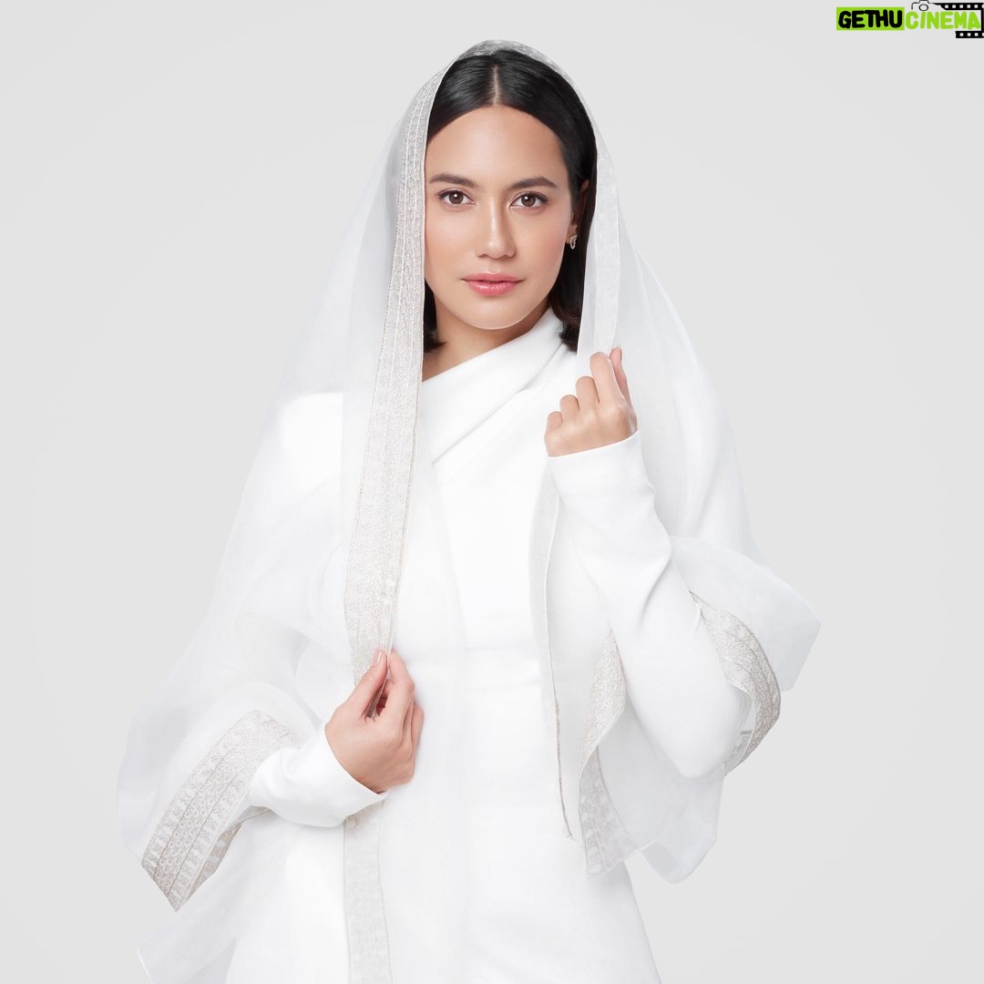 Pevita Pearce Instagram - π€ Setuju nggak sama aku kalau bulan Ramadan ini tuh gak hanya hati yang perlu kita percantik, tapi penampilan juga! Biar bisa glowing pas lebaran nanti π€ Makanya aku tetep rutin perawatan di klinik kesayangan aku di @zapcoid yang selalu bantu aku untuk tampil cantik seutuhnya, apalagi sekarang treatment-treatmentnya ZAP itu bisa disesuaiin sama permasalahan kulit yang lagi kamu butuhin. Salah satu yang jadi favorit aku yaitu Insta Glow Serum Meso Injection yang bisa jadi solusi wajah kusam, tingkatin skin tone sampai ngilangin bercak-bercak hitam di wajah. Dan yang bikin aku makin seneng, ZAP lagi adain promo spesial untuk Cantik Saat Lebaran diskon sampai 40%! Yuk, NgeZAP samaan kaya aku, siapa tahu kita ketemu π Jangan lupa tag aku ya kalau kamu lagi NgeZAP π