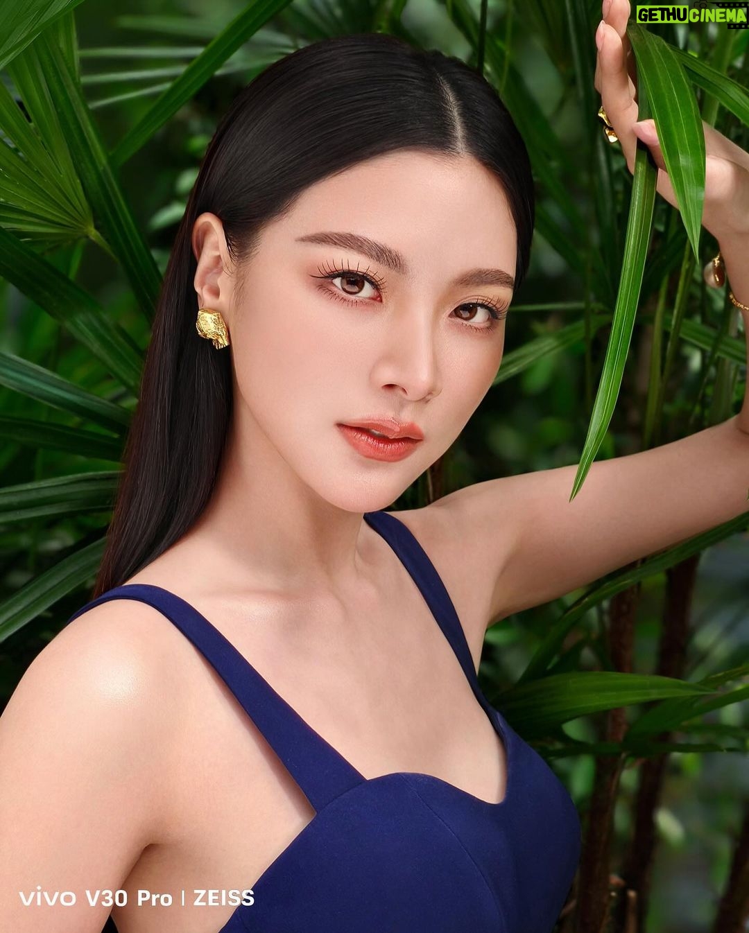 Pimchanok Luevisadpaibul Instagram - เปล่งประกายอย่างเป็นธรรมชาติแบบใบ🍃 ไปกับภาพพอร์ตเทรตที่ถ่ายเทพเกินคนด้วยกล้อง vivo V30 Pro 5G พร้อมกล้องเลนส์ ZEISS คมชัด 50MP ทั้ง 3 กล้อง✨ เป็นเจ้าของได้แล้ววันนี้ในราคาเพียง 19,999.- ที่ vivo Brand Shop ทุกสาขาและตัวแทนจำหน่ายทั่วประเทศ พร้อมของสมนาคุณมากมาย แล้วมาอวดรูปพอร์ตเทรตสวยๆกันน้า😉💙 #vivoV30Pro5G #ถ่ายเทพเกินคน #เปล่งประกายด้วยพอร์ตเทรต