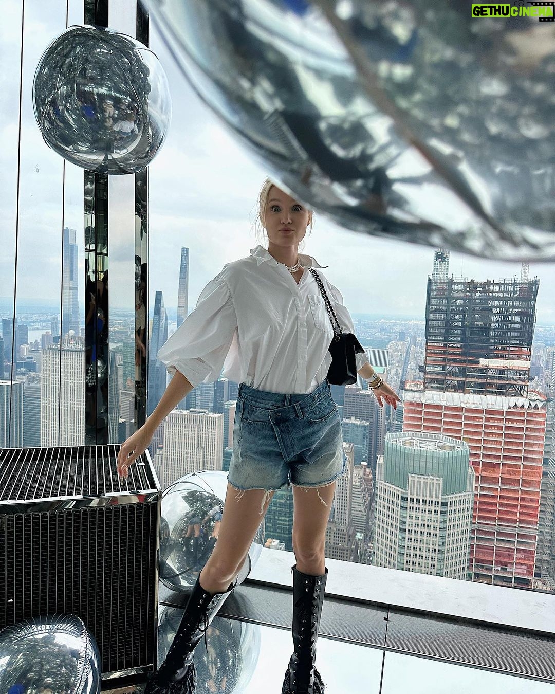 Polina Pushkareva Instagram - This summer I spent working my ass off so it could always extend it by flying to the other side of the world. At the beginning of June, I accepted my own challenge that I had not done before – 3 months to work without day offs. I rested 2-3 days off this summer in total. And it was a day off from content, but I still responded to messages from employees. Why did I set myself this goal? I understood that I was stuck on the same income level. I can afford everything I want and nothing to deny myself. But when you reach millions of dollars in income, you find yourself in a comfort zone that you don’t want to leave. The problem is when you are too comfortable, you stop developing. And this is something that does not correspond to my understanding of the world. And this summer brought me back. Who had followed me in 2018-2019, knew I could work 24/7, days and nights. It really kept me going. I'm a person who doesn't burn out. Why? Because I know for sure what I want and understand what I need to do to get it. I don’t burn out when I go to the bathroom and clean my teeth. The same with my work. It gives me what I want in this life. Unfortunately, great results in life come through blood, snot and sweat, and not through lightness. I think that sweat, snot and blood become easier when you do something that makes you happy. For me it’s social media management of accounts that brings me a great income. New York, New York