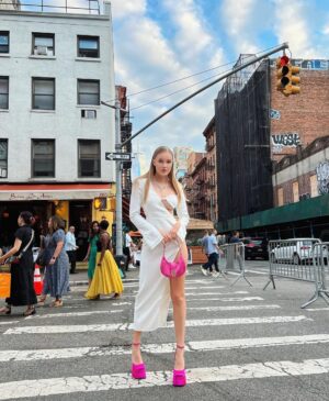 Polina Pushkareva Instagram - Top random things that make me happy right now❤️
⠀
- My friends staying at my new condo
- Trying new make ups and outfits every day. I like to be different
- Walking in nyc after the sunset and listening to Frank Ocean
- Spraying Hermes Terry perfume for men on my pillow and feeling that my best friend is with me because he wears it
-Eating pickles with every meal (I am not pregnant, it is just a Russian thing haha)
-To see how fast my company grows. Last week we hired 8 people 😍
-Collecting heels and wearing them even tho I am 6 feet
-Growth of my international audience
-Meeting y’all in real life and taking pictures with you
- FaceTiming my friends and falling asleep during the call
-Dating and flirting, falling in love, texting 24/7
⠀
What makes you happy now?