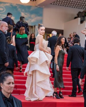Polina Pushkareva Instagram - My first look of 75th Cannes Film Festival is here

Pearls, nude colors, sleek hairstyle. What do you think? Rate it from 1 to 10👇🏻