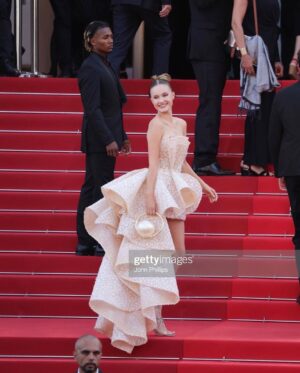 Polina Pushkareva Instagram - My first look of 75th Cannes Film Festival is here

Pearls, nude colors, sleek hairstyle. What do you think? Rate it from 1 to 10👇🏻