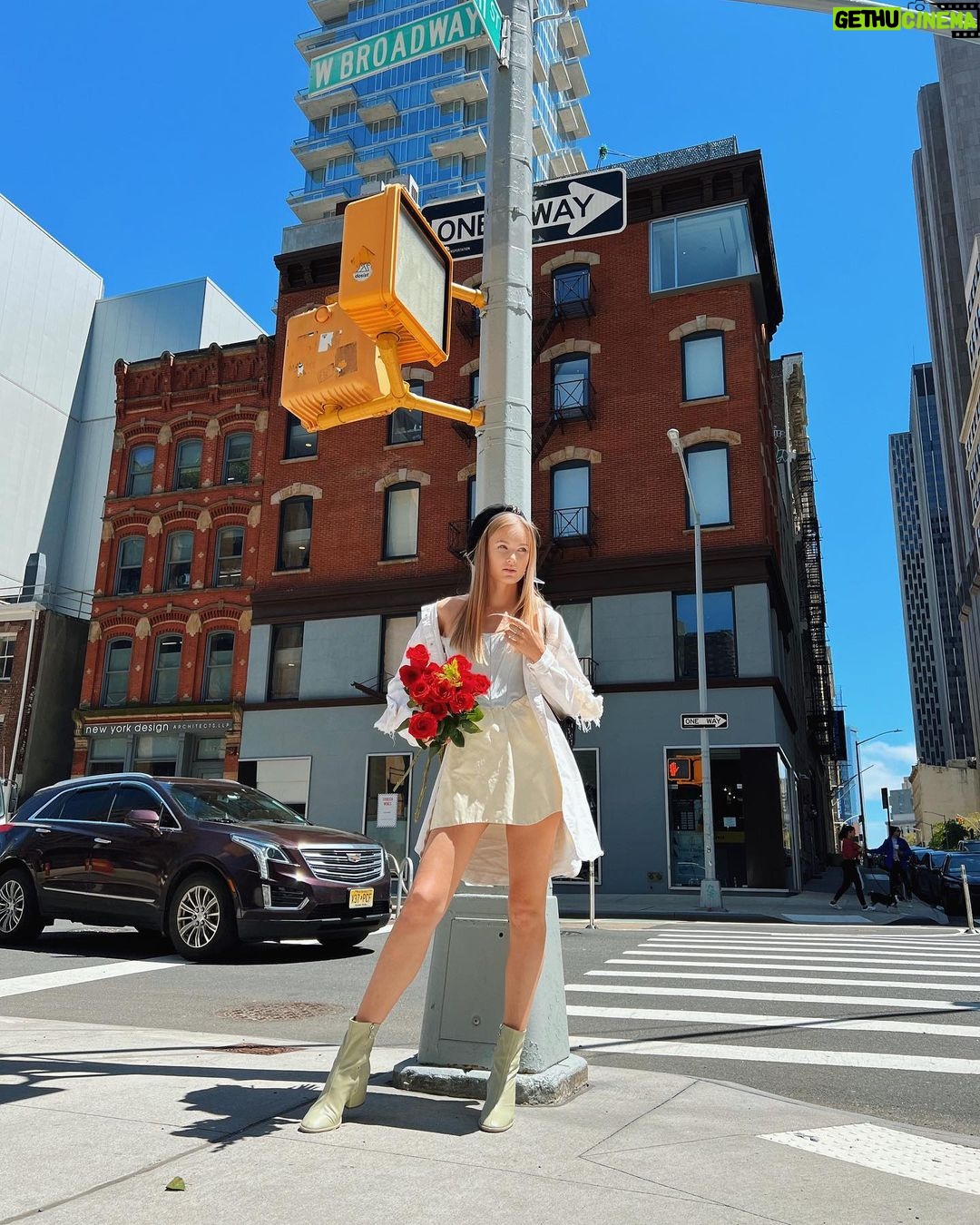 Polina Pushkareva Instagram - 7 days in nyc/ 7 outfits. Which one do you like the most?💅🏻 ⠀ By the way, did you notice a tattoo on my last pic? There’s a funny behind story behind it ⠀ In 2019 I was going through a break up, I was walking close to the Flatiron extremely sad and I randomly met a guy and offered him to get a matching tattoo. So we got it and now every time I look at it I know that a person with exactly the same tattoo in the same spot exists in this giant city and it gives me a weird sense of comfort ❤️ Manhattan, New York