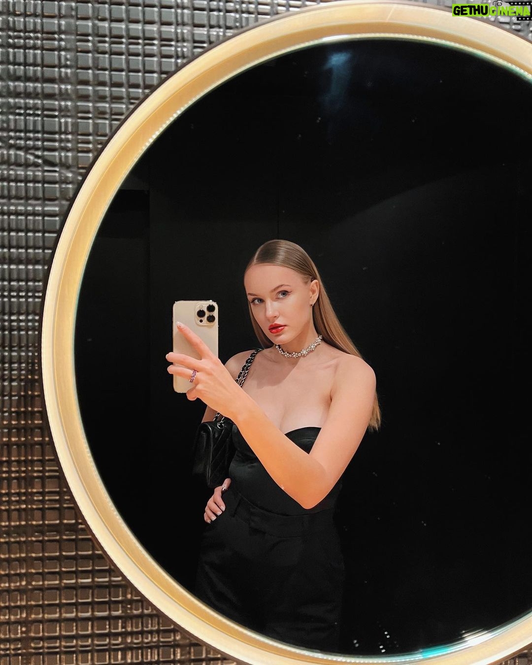 Polina Pushkareva Instagram - 7 days in nyc/ 7 outfits. Which one do you like the most?💅🏻 ⠀ By the way, did you notice a tattoo on my last pic? There’s a funny behind story behind it ⠀ In 2019 I was going through a break up, I was walking close to the Flatiron extremely sad and I randomly met a guy and offered him to get a matching tattoo. So we got it and now every time I look at it I know that a person with exactly the same tattoo in the same spot exists in this giant city and it gives me a weird sense of comfort ❤️ Manhattan, New York