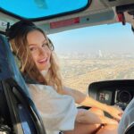 Polina Pushkareva Instagram – Год в США: итоги жизни здесь и что я теперь думаю о стране
⠀
Тык-тык сердечко ❤️
⠀
США — это самая, как мне кажется, маркетизированная страна в мире. Мы знаем ее по фильмам, музыке, сериалам. А, когда находишься за пределами Штатов, кажется, что именно здесь происходит все самое масштабное и крутое. И если где-то жить, то только в США. С таким фанатичным подходом к жизни сюда приехала я, как и сотни тысяч русских эмигрантов.
⠀
Потом фанатизм проходит, и ты начинаешь видеть огромное количество недостатков. Тут-то и приходится делать выбор: продолжать с ними мириться или уезжать. Кстати, в среднем, люди, которые мигрируют в НЙ, остаются в нем на 3 года. Многие не вывозят больше трех лет и уезжают.
⠀
Штаты открыли для меня очень много возможностей в плане бизнеса. У меня никогда и нигде не росли так доходы, как здесь. Это страна, где можно работать с мировыми артистами, которых раньше я видела только по телевизору, и зарабатывать столько, сколько и не мечтала. Вот за эти возможности я очень благодарна США.
⠀
Но, несмотря на все это, я прекрасно вижу и минусы. Например, большие проблемы с социальным устройством страны. А еще здесь очень сложно социализироваться. Да и вообще, все, кто проходят через эмиграцию, это сверхлюди. Реально, они выживут где угодно и смогут сделать все, что угодно, только потому что пережили этот ебанистически сложный процесс. Собственно, через него я как раз сейчас и прохожу.
⠀
Ощущение того, что ты будто на уровень ниже людей, которые живут тут с детства, крайне неприятное. Приходится постоянно доказывать, что я такой же, примите меня, я тоже классный и могу делать крутые вещи. Это выматывает и очень сильно расстраивает. Поэтому многие эмигранты сталкиваются с депрессией.
⠀
За этот год я прошла от фанатической одержимости США и уверенности, что останусь здесь навсегда, до холодно-расчетливого понимания, что буду жить здесь пока мне будет финансово и эмоционально комфортно. И сейчас именно так.
⠀
Думаю, что НЙ всегда будет моей базой, в которую можно прилететь в любой момент, но я хочу проводить больше времени среди разных культур. Например, 3-4 месяца в год жить в других странах, а не ограничивать себя только США. Dubai