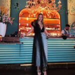 Polina Pushkareva Instagram – Результат моих инвестиций за 2 года

Тык-тык сердечко ❤️

В начале 2020 года я начала инвестировать, чтобы накопить на квартиру в Нью-Йорке за $1 млн. Мне хотелось не просто откладывать деньги на карточку, а чтобы они росли по процентам. Потому что нестабильный курс доллара как бы никто не отменял. Собственно, так я и стала инвестором.

Вот только я не думала, что инвестиции повлияют на меня и мой образ жизни так сильно. Кроме банальной дисциплины я перестала спускать все, что зарабатывала, на сумки, шмотки и стала осознанно подходить к своим тратам. В 2020 году я зарабатывала примерно 5-8 млн в месяц и мне казалось, что все, это мой потолок. 

Но оказалось, что финансового потолка просто не существует. Когда ты начинаешь инвестировать, мозг работает вообще по-другому. И вышло, что к 2022 году я накопила не $1 млн, а $2,4 млн плюс купила квартиру. То есть это в десятки раз больше, чем я изначально планировала, и я пипец как горжусь своим результатом.

Кстати, вот вам немного цифр от моего финансового консультанта.

– Весной 2020 мой капитал составлял ~ $ 420 000. 
– Летом 2021 вырос до ~ $ 1 210 000.
– К январю 2022 продолжал расти и сейчас составляет ~ $ 2 400 000 + достигнута цель по покупке квартиры.
– Следующая цель по капиталу — $ 3 600 000 до ноября 2022 года, как раз к моему 26-летию.

Норм темп, да?

А теперь давайте посчитаем мое общее состояние, или, как его любят называть в США, net worth. Недавно мы проводили аудит моей компании, и на данный момент ее оценивают в $4 млн. И это очень крутой результат. 

Net worth рассчитывается из того, какие инвестиции, сбережения, недвижимость у вас есть. Например, мы берем $2,4 млн + $1 млн я уже отдала за квартиру. Итого — $3,4 млн + еще $4 млн оценка моей компании. 

Получается, у меня, Полины из России, такой же net worth, как у половины Голливуда. А все начиналось с элементарных накоплений на квартиру в 2020 году. Miami, Florida