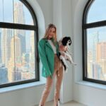 Polina Pushkareva Instagram – Готовы увидеть обзор моей первой квартиры в Нью-Йорке?
⠀
3 комнаты+ огромная гостиная-кухня, 3 ванные и 4 гардеробные
⠀
40-ой этаж в новом доме в финансовом районе
⠀
Поздравляйте, сбылась одна из моих самых больших мечт ❤️