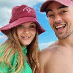 Polina Pushkareva Instagram – Пора обсудить то, что я так долго откладывала

Тык-тык сердечко ❤️

Несколько лет я откладывала переход блога на английский язык, но это важный шаг для моего развития. Сейчас я расскажу об изменениях, которые ждут нас с вами в этом году.

В данный момент мы меняем стратегию продвижения инсты. До конца февраля я хочу сделать 2 млн русских подписчиков. Мы придумали две крутые и рабочие подачи, а теперь готовимся к последней, дико большой закупке рекламы на русском маркете. 

Зачем? Я проводила опрос в блоге, и в районе 40% ребят сказали, что нормально читают и воспринимают инфу на английском. То есть среди 2 млн подписчиков у меня будет классный процент людей, которые смогут понимать мой блог. 

Параллельно мы будем закупать рекламу в иммиграционных блогах. То есть у ребят, ведущих аккаунты про переезды. Скорее всего, люди, которые хотят жить за рубежом или уже там живут, знают английский. Соответственно, это тоже моя целевая аудитория.

Как я буду переходить на английский язык? 

1 мая я полностью перевожу блог на английский. И с этого же дня начинается большая закупка рекламы у американцев. Мы уже сейчас составляем первые таблицы, рекламные подачи и договариваемся о сотрудничестве. У американцев реклама работает совершенно по-другому. Это суперсложно и долго, но выбора нет. 

Также я продолжаю качать свои американские соцсети, откуда в инсту тоже приходит аудитория. По плану где-то к сентябрю у меня будет 1,3-1,4 млн подписчиков, которые смогут понимать мой блог на английском языке.

Что будет с русскими курсами?

К сожалению, в ближайшее время мы их закроем. В мае пройдет последняя большая распродажа, после которой все продукты на русском языке станут недоступны. До мая будем постепенно допродавать Дизайнерят, Money’тизацию, другие курсы и расчищать платформу для запусков на английском.

Мы уже протестировали BlogChain, и работа с международной аудиторией идет очень классно. Мне по кайфу вести лекции на английском и уже не так стремно, как в самом начале. Так что настрой боевой и двигаемся только вперед! Miami, Florida