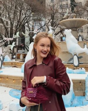 Polina Pushkareva Instagram - 85 целей за год, попробуй. 

Тык-тык сердечко ❤️ 

Ну что? Настал тот день, когда весь Инстаграм в целях, списках и планах. 

Выполнимы ли они? Реальны ли? 
Да, не знаю. Многие пишут 350 целей, а выполняют, сколько, 3, ну 5. 

Так себе перспектива, правда? 
Сегодня я тоже села писать свой список целей. 
Как я это делаю? 

Во-первых начинаю с правильного планирования. 

Представляю себя в декабре 2022 года, то какая я там — мой будущий результат. А значит целями становится все, что позволит мне этого достичь. 
Формирую цели по разной степени сложности, но все пишу в один список. Например, открыть офис своей компании — сложно, посетить Кейптаун — просто. 
НИКОГДА НЕ КОПИРУЮ чужие цели. 
Кстати, не обязательно писать 350000 целей, чаще всего, когда целей дофига, они не реальные 🤪 

Второе — начинаю вjoбывать и не останавливаюсь. 

Предлагаю начать со мной🔥 
На новогодней распродаже мы запустили ПАКЕТ ВJОВЫВАТЕЛЯ — это три месяца работы над целями. 

Первый месяц стартует уже 25 января, в феврале ты уже зачеркнешь первые цели в своём списке😈 Последняя часть пакета начнётся в апреле. 
Кроме пакета, ты можешь выбрать отдельно 10 поток для себя или в подарок. 

Ты реально можешь хотеть все, главное знать, как этого добиться. 
Я закрываю цели, потому что знаю, что надо сделать для этого. Если бы я просто хотела, но не пробовала, так бы и жила в коммуналке в спб. 
Но выбрала начать и пробовать, теперь ты можешь делать это со мной. 

Может хватить мечтать и пора начать ебашить ради себя? 

Подключайся к комьюнити достигаторов. 
Ссылка в шапке ❤️