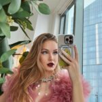 Polina Pushkareva Instagram - Я ни во что не верю, а чудеса случаются. ⠀ Сегодня 28 декабря, 3 дня до Нового Года, до нового пробитого потолка в моей жизни. ⠀ Тык-тык ❤️ ⠀ Та жизнь, которой я живу сейчас — чудо для той маленькой девочки, которой я была. Просто в один год маленькая Полина решила действовать, решила САМА сотворить своё чудо. Я сделала выбор в пользу своего завтра. ⠀ Сейчас я знаю, все — что может казаться чудом для других — реальность для меня. Я МОГУ достичь всего, потому что знаю КАК 😈 ⠀ В Новогоднюю ночь не происходит магии, но открывается новый путь реализации себя. Я уже ощущаю грядущие перемены и знаю, что они произойдут, но не по волшебству, а я сама сотворю их. ⠀ Инструмент для этих перемен прост: правильная и грамотно поставленная цель 👉🏻 начало действий 👉🏻 первый результат 👉🏻 рост. ⠀ Ты можешь написать хоть 300 неправдивых и несбыточных целей во время боя курантов, но ни одна из них не приведёт тебя к успеху, который ты так желаешь. Даже мои цели не всегда закрываются, но я не перестаю вjobывать ради себя. ⠀ А вот, что ты можешь сделать 👇🏻 Выбрать свою лучшую цель — начать, чтобы потом продолжить. Многие даже не начинают идти к тому, ради чего будут продолжать вjoбывать. ⠀ Выбери для себя то, что приведёт тебя на старт карьеры, а не в тупик. ⠀ Сегодня 28 декабря, З дня до Нового Года и День, когда ты можешь начать. ⠀ Сегодня открывается большая распродажа Nioly 🔥 ⠀ Ты можешь сделать инвестицию в себя или подарить старт развития друзьям и семье. Я продолжаю придерживаться главного принципа — доступность для всех, все курсы представлены с 30% скидкой от первой стоимости. А если ты уже знаешь свою цель, тогда можешь выбрать пакетный тариф «с результатом», на них скидки будут от 40 до 70% от стартовой стоимости. ⠀ Распродажа начинается сегодня, 28 декабря и продлится до 2 января включительно. Времени не так много, успей войти в Новый Год с новым началом. ⠀ Помни, ты — свой главный волшебник, а я могу научить тебя творить чудеса ✨Ссылка в шапке Manhattan, New York