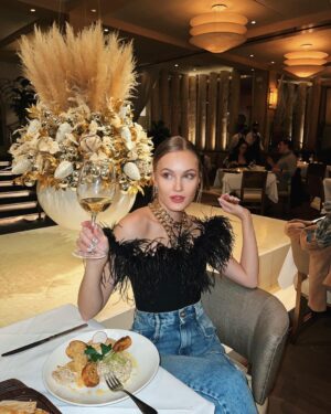 Polina Pushkareva Instagram - Проебы моего 2021 года и какие выводы я из этого сделала
⠀
Тык-тык сердечко ❤️
⠀
В этом году из 70 целей я не закрыла 16. Для меня это ужасно непривычно, потому что я всегда придерживалась подхода «Лучше сделаю, но сдохну, чем не сделаю совсем».
⠀
Но в 2021-м я решила от себя отъебаться. Одни цели стали неактуальными, вторые отложились по времени, третьи пока не могу выполнить из-за отсутствия определенных ресурсов. И все же я охуенно довольна годом.
⠀
За 12 месяцев я успела переехать в США, купить квартиру и набрать 700 тысяч подписчиков. Так что язык не повернется назвать этот год неудачным.
⠀
Но как же Полина и без проебов? Зато сделала важные выводы.
⠀
1. Когда мы ставим большое количество целей, нужно ебашить с начала года. В первых числах января запустится Вjobыватель, чтобы не только я, но и вы ворвались в новый год с моментального ебашилова. А то знаю я эти мысли типа: «Ой, ну год только начался, у меня еще столько времени». Времени супермало. Особенно, если у вас, как и у меня, огромное количество амбиций и целей. Так что начинаю ебашить с 1 января и точно закрою все цели на 2022-й.
⠀
2. Я — не Господь Бог. Не знаю, чем я думала в 2020 году, когда писала цель познакомиться с J Balvin. Наши цели должны быть более-менее достижимыми с учетом имеющихся ресурсов. А познакомиться с мегапопулярным певцом оказалось сложнее, чем, например, купить квартиру в НЙ за 4 ляма.
⠀
3. Никогда не ставьте цели, связанные с другими людьми или решениями других людей. Например, я хотела познакомить Кирилла с Алексом и позвать Кирилла в США. Но эти цели были объективно хуевыми, потому что зависели не только от меня.
⠀
4. Здоровый похуизм — это хорошо. Особенно в достижении целей. Ну в чем проблема перенести цель на следующий год, если в этом не вышло? В 2021-м многие пункты из моего списка пошли по пизде из-за ковида, человеческой безответственности и желания людей меня наебать. Так что я просто возьму и на изи закрою их в следующем году. No problem.
⠀
На 2022 год я уже поставила себе 85 целей и начну их достигать сразу же, как проснусь утром 1 января. Кто со мной? Свой список выложу в следующих постах.