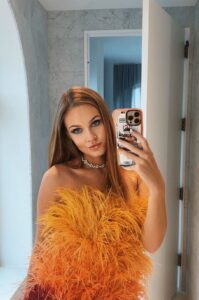 Polina Pushkareva Instagram - Сегодня мне 25, и я подарила себе квартиру в Нью-Йорке Тык-тык сердечко ❤️ Моя самая большая мечта в жизни — это квартира в Нью-Йорке. Я мечтала о ней сколько себя помню. Когда в 2018 году приехала в США и только начала работать менеджером блогера, я рассматривала жилье, видела цены и чуть ли не плакала. Маленькая квартира в Бруклине стоила в районе 650-700 тысяч долларов. Тогда эта цена казалась абсолютно недостижимой. В лучшем случае я рассчитывала купить небольшую студию в Бруклине лет через 10, но точно не раньше. 2021 год. Мне 25 лет, и сегодня я оплатила собственную квартиру в Нью-Йорке. Это огромная трехкомнатная квартира на 40-м этаже в офигенном районе Нью-Йорка стоимостью 300 миллионов рублей. Вместе с налогами она мне вышла чуть больше 4 миллионов долларов. Я собой ужасно горжусь. Эта квартира — как маркер моего роста. То, что казалось нереальным совсем недавно, стало моим. В январе я получаю ключи и заселяюсь. А пока давайте посмотрим, куда еще Полину, начавшую работать менеджером блогера в 2018 году, занесет в этой жизни ❤️