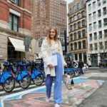 Polina Pushkareva Instagram - Ноябрь 2018 года. Дом, живя в котором, я запустила первых менеджерят. Они изменили не только мою жизнь, но и весь рынок блогерства. Поводом для создания обучения стали: 1. Желание передать СВОИ опыт и знания. 2. Вырастить для себя помощников. Курс стал прецедентом! Таких обучений раньше никто не делал и я стала одной из первых. Материалы в курсе не были выдуманными или теоретическими, всеми знаниями я пользовалась ежедневно. Дальше к менеджерятам добавился чат вакансий, который с тех пор был фишкой каждого запуска и подтверждал, что выпускники могут сразу найти работу. Курс постоянно полностью обновлялся. Начиная с аудио лекций, мы перешли в видео формат полноценного видео-курса с домашними заданиями и кураторами, которыми были прошлые выпускники потоков. Последний поток состоял уже из 130 лекций, а за 1,5 года курс прошли тысячи человек, часть из которых сами стали блогерами миллионниками или менеджерами с такими же доходами. Я знаю об успехах всех выпускников. И вот после такого успеха я решила закрыть проект. Это было сложно. Я решилась на это в пользу вас самих. Блогерство, сфера требующая постоянного обновления, курсу тоже пришло время обновиться. Поэтому, почти год назад, я закрыла курс. Сейчас я понимаю, что уйдя из Инстаграмма, останусь в менеджерстве. Начав работать с музыкантами, я поняла, что это МОЕ. Это то, что я умею лучше всего, у меня есть свои авторские наработки, я понимаю, это нужно людям так же, как и два года назад. Я знаю, что могу продвинуть кого угодно! Blog Chain — проект, аналогов которому нет. Я не рассказываю, как делать, имея три слабеньких кейса. Я работаю больше чем, с сотней клиентов, 5 из которых — артисты с мировыми именами. Мои успехи вы видите уже больше двух лет. Основа проекта: ВЕСЬ мой опыт и ВСЕ актуальные знания на 2021-2022 год по продвижению блогов и монетизации в соцсетях. Это проект для самих блогеров и для тех, кто будет руководить за кадром. Вы научитесь монетизировать себя и других. Теперь вам известно все. Работа над проектом уже идёт полным ходом. Будем менять историю, как в 2018-м. Готовьтесь :) старт продаж 22.11❤️