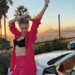 Polina Pushkareva Instagram - Как нечаянно я стала продюсером музыкантов Тык-тык сердечко ❤️ Как вы знаете, с начала 2018 года я работала менеджером блогеров. До этого вела коммерческие аккаунты и уже задумывалась, чтобы полностью перейти в онлайн, а не ездить в офис к клиенту. Собственно, так я стала менеджером блогера и занимаюсь этим уже 4 года. Через меня прошло много проектов, запусков, консультаций. То есть так или иначе менеджерство в моей жизни было всегда. Но почему-то я его отодвинула на второй план. Последние годы очень мало работала со своими блогерами, ушла от одного проекта. Количество задач снижалось, и я перестала видеть себя как менеджера. Наверное, это связано с тем, что у меня в целом возникла антипатия к Инстаграму. Мне надоела эта платформа, и я подумывала полностью с нее уйти. Но почему-то забыла, что есть и другие соцсети. На Necker Island я познакомилась с вокалистом группы ВанРепaблик. Мы подписались друг на друга в инсте, и я охуела от того, насколько у них в соцсетях все херово. В тот же день меня осенило — нужно продвигать музыкантов. Я написала своему знакомому, парню Алисы, и он посоветовал взять на продвижение ее как первый проект. Мы начали работать с Алисой, и цифры, прослушивания, просмотры, подписчики стали нереально рости. Все очень быстро закрутилось. Я поняла, что с бекграундом менеджера блогеров мне очень легко продвигать музыкантов. Чем дольше я работала с Алисой, тем больше она рассказывала обо мне, и узнавали другие люди. У нас получился классный кейс, и знакомые Алисы начали интересоваться мной. Ко мне приходили новые клиенты, советовали дальше и сейчас у меня на продвижении находится 4 разных проекта. Я 100% вижу себя в этой сфере. Хочу стать главой компании, которая занимается всеми артистами, а не только музыкантами, и приводит их к крутым результатам. Я переформатировала свою компанию, разобралась с налогами и хочу создать полноценную команду, которая будет заниматься продюсированием артистов. Не только продвижением в соцсетях, а полным циклом работы. Так что вот так одно знакомство на Necker Island привело меня к тому, что я изменила направление своей карьеры.