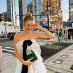 Polina Pushkareva Instagram – Мой первый светский вечер в НЙ с самыми высокопоставленными людьми города

Тык-тык сердечко ❤️

То, что сейчас происходит в моей жизни — это что-то нереальное. Я вижу по директу и сама ощущаю, как стремительно развивается моя жизнь и насколько быстро я становлюсь «своей» в городе. 

Знакомлюсь с важными людьми, нахожу новые проекты, масштабирую компанию и все это в кайф. 

Самое главное, что я поняла, — рост всегда случается неожиданно. То есть я как бы даже не думала в этом году знакомиться с политиками из США, но именно это сейчас и происходит. И тут важно знать даже не то, как выбирать шмотки для приемов или есть за столом, а как правильно общаться с людьми.

Амели дала несколько советов по тому, как начать общение и вести себя с самыми высокопоставленными людьми мира. Сохраняйте пост и погнали по порядку. 

1. Подойдите сами. Эти люди уже не в той позиции, чтобы первыми начинать диалог с вами. 

2. Сделайте комплимент. Обычно женщины надевают красивые платья или украшения. У мужчин это могут быть стильные туфли, галстук. В общем, все, что угодно. Улыбаемся и делаем комплимент.

3. Добавьте себе credibility, как говорит Амели. Протяните свою визитку, кратко расскажите, чем вы занимаетесь, и обязательно упомяните свой самый-самый крупный проект.

4. Не превращайтесь в фанатов. Христа ради. Даже если это ваш самый любимый актер, музыкант или краш всей жизни. Общайтесь сдержанно и никогда не ставьте себя в позицию ниже, даже если по статусу вы ниже этого человека. 

5. Говорите о своих крутых рабочих проектах. Людям важно узнавать новых людей, новое поколение и их идеи. Они в этих идеях и в помощи вам в какой-то степени даже заинтересованы. Например, я рассказала про свою обучающую платформу для детей, и всем это понравилось. А у меня по итогу плюс пара полезных контактов.

Честно? Мне пипец как необычно ощущать, насколько быстро развивается моя жизнь. И так здорово, что вы в режиме реального времени наблюдаете за становлением меня как личности в новой стране, в новом обществе, поддерживаете и радуетесь, как за себя. 

Дальше будет только мощнее. Или кто-то еще сомневается?