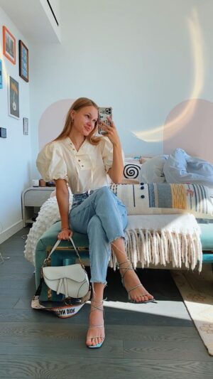 Polina Pushkareva Instagram - Мои впечатления от покупки дома в ЛА и как меня наебали почти на 70к$
Тык-тык сердечко ❤️
Как человек, купивший апартаменты в Мексике и квартиру маме в России, я представляла покупку недвижимости так: ты идешь, выбираешь дом, платишь деньги и все заебись.
Покупка дома в США - это три круга ада. Для американского человека существуют три самых жестких стрессовых периода: смерть близкого человека, расставание с партнером и покупка дома. Я, блять, полностью под этим подписываюсь!
Я бы даже поставила покупку недвижимости на 2 место. Все мои расставания нахуй не идут даже близко по сравнению с покупкой дома.
Здесь вас наебывают легально на абсолютно каждом этапе. По факту покупка дома - это соревнование двух юристов: со стороны продавца и со стороны покупателя. И кто из этих юристов окажется пиздатее, дороже и грамотнее, тот и выстоит своего клиента в этой битве.
Вас могут наебывать на этапе проверки дома, от вас могут скрыть какие-то моменты, проблемы, не договаривают о том, что оценку дома специально ставят +/- такой же, сколько стоит сам дом, чтобы не сорвать сделку. То есть по факту вас наебывают везде, и если вы незнающий человек, как я, то у вас будут огромные проблемы при покупке дома.
Сейчас я просто выгорела эмоционально. Я уже не хочу никакую недвижимость и сомневаюсь во всей этой затее. Естественно, что я доведу это до конца, потому что мне это нужно. Я покупаю дом, чтобы затем купить квартиру в НЙ. Для меня это инвестиционная недвижимость.
Мне очень хочется, чтобы вы видели мой опыт в сторис. Я хочу, чтобы вы воспринимали его очень серьезно. То, что происходит у меня сейчас - это типичная ситуация в США. И очень грустно, что разводят именно тех людей, которые переезжают в эту страну, которые не обладают английским языком на уровне носителя и у которых, естественно, есть много доверия к людям.
К сожалению, так происходит. Это грустно, но я справлюсь с этой ситуацией. Большое спасибо всем за поддержку! Я вижу тысячи сообщений. Мы с вами купим самый охуенный дом, я обещаю ❤️