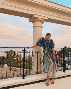 Polina Pushkareva Instagram - Принципы моих отношений с финансами 

Тык-тык сердечко ❤️
 
Делюсь с вами своими принципами, благодаря которым я так быстро расту в доходах каждый месяц:

1️⃣ Всегда иметь представление о том, ЗАЧЕМ я делаю деньги. Покупка дома, поездка в Европу, большая инвестиция в проект. В каждый период моей жизни я понимаю, зачем и сколько денег мне нужно. 

Цель и фокус могут разьебать весь мир🥵. Вам не нужны аффирмации, достаточно понимать, что и ДЛЯ ЧЕГО ты делаешь. 

 2️⃣ С каждым новым уровнем заработка я повышаю уровень своего комфорта. Например, наняла няню, догситтера, ассистента и т.д. Ваше 💴 растет вместе с вашим комфортом. 

3️⃣ Иметь подушку безопасности - сумму, равную как минимум 6 месяцам вашего дохода, которая лежит на отдельном счету. Например, станет мне лень работать или возникнут непредвиденные траты - в любом случае у меня всегда прикрыта жопа.

4️⃣ Формировать свою мотивацию. Я очень часто вписываюсь в проекты, на которые мне не хватает денег. Если у меня есть какое-то жесткое желание, то зарабатывать становится в 100 раз быстрее и легче. Например, инвестиции в кино: у меня было 2 недели на то, чтобы накопить нужную сумму. И я ее быстро зарабатывала, так как приходили новые идеи и возможности.

5️⃣ Инвестировать от 70% своего дохода. Если такой возможности нет, значит надо сделать так, чтобы эти 70% можно было заработать. То есть не ущемлять себя, а увеличить доход.

6️⃣ Каждый месяц мой доход должен расти. Именно благодаря этому принципу я так быстро росла финансово (+100к за месяц, 10-20 млн и т.д.).

7️⃣ Планирование дохода. Я всегда знаю, на что и сколько мне нужно заработать в этом месяце, а главное, я знаю, КАК я буду эту сумму зарабатывать. Попробуйте, это правда работает.

Уверена, что через год список моих принципов обновится, так как я только в начале своего пути к финансовой стабильности и тому уровню жизни, который я себе наметила. Но каждый из этих принципов отточен мною на практике, и я буду рада, если ты пересмотришь подход к своему баблу уже после этого поста👌