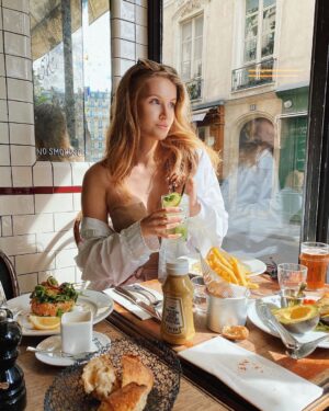 Polina Pushkareva Instagram - Как изменилось мое отношение к инвестициям 

Тык-тык сердечко ❤️

Год назад я начала инвестировать, и это было одним из лучших решений в моей жизни. 

Честно? Поначалу было прям сложно. Я нашла классного финансового консультанта, который подробно объяснял куда нужно инвестировать. Но как вкладывать по $6900 в день — представлялось смутно. Особенно когда у тебя нет чёткой цели и в вообще не шаришь в том, что ты делаешь. 

Так что же изменилось с тех пор?

Сейчас я подхожу к инвестициям более осознанно. Мне проще вкладывать деньги, а не тратить в моменте, потому что я понимаю ЗАЧЕМ. Я вижу результат своих инвестиций и использую нестандартные методы, которые приносят много бабла. 

Во-первых, это кино. Кроме финансового результата инвестиции дают мне определенную публичность в США и другие плюшки. Во-вторых, я решила вкладываться в недвижимость, и одной из таких инвестиций станет дом в ЛА. 

Я постоянно пробую новые варианты вложений, а вместе с ними понемножку расширяю свое мировоззрение в плане инвестиций. Теперь я изучаю больше информации и полностью прошла свой же курс Money’тизация, где супер простым языком объясняется суть инвестиций. 

Так что сейчас я не просто даю деньги своему финансовому консультанту, а еще и понимаю что у нас делается. Куда и главное почему я инвестирую.

Кстати, если хочешь инвестировать, но не знаешь как и куда, оставляй свои данные в шапке профиля и в течение суток тебе придёт чек-лист начинающего инвестора.

Any questions?