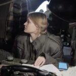 Polina Pushkareva Instagram – Мой первый фильм, или Случайность, которая перевернула мою жизнь

Тык-тык сердечко ❤️

21 января 2022 года выходит мой первый фильм, в котором я снялась с Микки Рурком, Робертом Неппером и Джексоном Рэтбоуном в фильме WarHunt

В кино я попала реально случайно. Просто не зассала попробовать, и в итоге получилось охуенно. Хотя, наверное, съемки были одним из самых стрессовых процессов в моей жизни. 

Большинство людей даже не представляют, какая огромная команда работает над одним проектом. Когда ты новичок, то не понимаешь, как снимается кино, у тебя нет никакого опыта. И тут ты приходишь на место действия в фильме, а единственное, что знаешь — твои слова. Это страшно.

Мне было пипец как стремно, когда на меня направили огромную профессиональную камеру в 20 см от лица. Когда зашел Микки Рурк, начал импровизировать, а я вообще не понимала, что делать. Но в тот момент у меня был выбор: обосраться совсем или начать вливаться в процесс и работать. Я решилась на второе. 

Съемки проходили 4 дня в Риге, и все эти 4 дня я тупо не спала. Разбиралась, как тут все устроено, знакомилась с актерами, спрашивала советы, ходила на актерский коучинг и смотрела фильмы коллег, которые со мной играют. 

Было настолько стрессово, что после съемок я решила: да, я справилась, да, будет фильм с моим лицом, но я никогда в жизни не вернусь к актерскому. 

Мне понадобился год, чтобы понять — актерство и правда меня интересует. Это то, что мне в какой-то степени подходит, и то, чем я могу заниматься профессионально. 

Поэтому такая случайность, стрессовая съемка и новые знакомства открыли дорогу к тому, что, возможно, станет большой частью моей жизни в будущем. Manhattan, New York