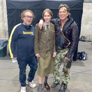 Polina Pushkareva Instagram - Мой первый фильм, или Случайность, которая перевернула мою жизнь

Тык-тык сердечко ❤️

21 января 2022 года выходит мой первый фильм, в котором я снялась с Микки Рурком, Робертом Неппером и Джексоном Рэтбоуном в фильме WarHunt

В кино я попала реально случайно. Просто не зассала попробовать, и в итоге получилось охуенно. Хотя, наверное, съемки были одним из самых стрессовых процессов в моей жизни. 

Большинство людей даже не представляют, какая огромная команда работает над одним проектом. Когда ты новичок, то не понимаешь, как снимается кино, у тебя нет никакого опыта. И тут ты приходишь на место действия в фильме, а единственное, что знаешь — твои слова. Это страшно.

Мне было пипец как стремно, когда на меня направили огромную профессиональную камеру в 20 см от лица. Когда зашел Микки Рурк, начал импровизировать, а я вообще не понимала, что делать. Но в тот момент у меня был выбор: обосраться совсем или начать вливаться в процесс и работать. Я решилась на второе. 

Съемки проходили 4 дня в Риге, и все эти 4 дня я тупо не спала. Разбиралась, как тут все устроено, знакомилась с актерами, спрашивала советы, ходила на актерский коучинг и смотрела фильмы коллег, которые со мной играют. 

Было настолько стрессово, что после съемок я решила: да, я справилась, да, будет фильм с моим лицом, но я никогда в жизни не вернусь к актерскому. 

Мне понадобился год, чтобы понять — актерство и правда меня интересует. Это то, что мне в какой-то степени подходит, и то, чем я могу заниматься профессионально. 

Поэтому такая случайность, стрессовая съемка и новые знакомства открыли дорогу к тому, что, возможно, станет большой частью моей жизни в будущем.