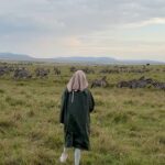 Polina Pushkareva Instagram - Моя первая поездка в Африку, или Как меня наебал интернет Тык-тык сердечко ❤️ Я всегда мечтала об Африке, потому что просто до усрачки люблю животных. Думаю, по отношению к моей собаке это видно. Я чуть ли не плачу при виде каждого животного, а если мне еще и удается его потискать, все нахуй, Полина умирает. До поездки я не знала об Африке ничего, кроме страшилок, что тут опасно, кишат насекомые и постоянно происходят политические конфликты. Но решила, если не сейчас, в мои 25, то уже никогда. И мы с командой прилетели сюда на мой ДР. Спасибо гуглу и подписчикам. Я реально думала, что меня здесь убьют в первые 10 минут после приземления. По всем ссылкам только пауки, змеи, террористические атаки, дикий срач и никакой красоты. Такое мнение у меня сложилось об Африке и Кении в частности. А потом я прилетела сюда и охуела. Эта страна не имела ничего общего с тем, что о ней рассказывали. С первой секунды я начала охреневать от того, какие тут крутые люди. Да, возможно, они на вас лишний раз посмотрят или окажут слишком много внимания, но без злого умысла. Просто для них вы — экзотика, с которой хочется познакомиться, пообщаться. А еще в Африке прошли все мои загоны. Я очень брезгливая. Когда вижу в отеле чужой волос, все, сразу сопли-слезы, умираю. Думала, у меня будут проблемы с едой и всякими паучками-червячками, плюс я вегетарианка. Но здесь эта брезгливость уходит в первые два часа. Увидела огромного слизняка размером с руку на крыльце отеля? О, заебись, слизняк. Увидела пумбу, которого растерзал леопард? Подумала: «Бля, бедный пумба» и никаких загонов. В Африке все это — часть жизни, поэтому воспринимается нормально. Заметила, что здесь проходят выебоны. Я обожаю дорогие шмотки, но все время в Африке хожу, как говно, одеваюсь, как говно и вообще не обращаю внимание на других людей. На континенте чувствуется полная свобода от материализма, и ты думаешь совершенно о других вещах. Когда-нибудь я соберусь и уеду на ретрит в одну из стран Африки. Буду ходить в одной и той же одежде, стирать руками свои труселя и отдыхать от потребности в достижениях и бабле. А пока продолжаем въебывать. Kenya
