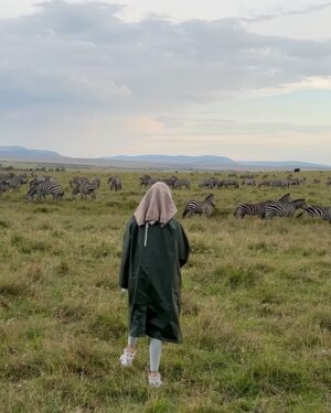 Polina Pushkareva Instagram - Моя первая поездка в Африку, или Как меня наебал интернет
Тык-тык сердечко ❤️
Я всегда мечтала об Африке, потому что просто до усрачки люблю животных. Думаю, по отношению к моей собаке это видно. Я чуть ли не плачу при виде каждого животного, а если мне еще и удается его потискать, все нахуй, Полина умирает.
До поездки я не знала об Африке ничего, кроме страшилок, что тут опасно, кишат насекомые и постоянно происходят политические конфликты. Но решила, если не сейчас, в мои 25, то уже никогда. И мы с командой прилетели сюда на мой ДР.
Спасибо гуглу и подписчикам. Я реально думала, что меня здесь убьют в первые 10 минут после приземления. По всем ссылкам только пауки, змеи, террористические атаки, дикий срач и никакой красоты. Такое мнение у меня сложилось об Африке и Кении в частности.
А потом я прилетела сюда и охуела. Эта страна не имела ничего общего с тем, что о ней рассказывали. С первой секунды я начала охреневать от того, какие тут крутые люди. Да, возможно, они на вас лишний раз посмотрят или окажут слишком много внимания, но без злого умысла. Просто для них вы — экзотика, с которой хочется познакомиться, пообщаться.
А еще в Африке прошли все мои загоны. Я очень брезгливая. Когда вижу в отеле чужой волос, все, сразу сопли-слезы, умираю. Думала, у меня будут проблемы с едой и всякими паучками-червячками, плюс я вегетарианка. Но здесь эта брезгливость уходит в первые два часа.
Увидела огромного слизняка размером с руку на крыльце отеля? О, заебись, слизняк. Увидела пумбу, которого растерзал леопард? Подумала: «Бля, бедный пумба» и никаких загонов. В Африке все это — часть жизни, поэтому воспринимается нормально.
Заметила, что здесь проходят выебоны. Я обожаю дорогие шмотки, но все время в Африке хожу, как говно, одеваюсь, как говно и вообще не обращаю внимание на других людей. На континенте чувствуется полная свобода от материализма, и ты думаешь совершенно о других вещах.
Когда-нибудь я соберусь и уеду на ретрит в одну из стран Африки. Буду ходить в одной и той же одежде, стирать руками свои труселя и отдыхать от потребности в достижениях и бабле. А пока продолжаем въебывать.