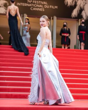 Polina Pushkareva Instagram - Финальная красная дорожка Канн 2021
⠀
Просили фото выложить-выполняю❤️
⠀
Обязательно долистайте до конца, в конце фото моей красной дорожки ровно год назад в Венеции. Вы очень много пишите про то, как я за год изменилась, так и есть, я:
⠀
-выдрочила английский
-занималась спортом каждый день
-работала над своими проблемами со спиной
-изменила питание=> меньше отеков
⠀
Но самое главное, уровень моей уверенность сейчас- 10/10. И камера это видит. И вы видите💫
⠀
#cannes74 #cannes2021 #cannesfilmfestival #cannesfilmfestival2021 #festivaldecannes #cannes #redcarpet #redcarpetstyle