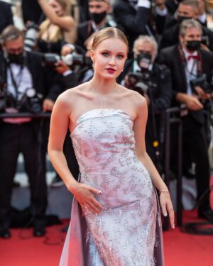 Polina Pushkareva Instagram - Финальная красная дорожка Канн 2021
⠀
Просили фото выложить-выполняю❤️
⠀
Обязательно долистайте до конца, в конце фото моей красной дорожки ровно год назад в Венеции. Вы очень много пишите про то, как я за год изменилась, так и есть, я:
⠀
-выдрочила английский
-занималась спортом каждый день
-работала над своими проблемами со спиной
-изменила питание=> меньше отеков
⠀
Но самое главное, уровень моей уверенность сейчас- 10/10. И камера это видит. И вы видите💫
⠀
#cannes74 #cannes2021 #cannesfilmfestival #cannesfilmfestival2021 #festivaldecannes #cannes #redcarpet #redcarpetstyle