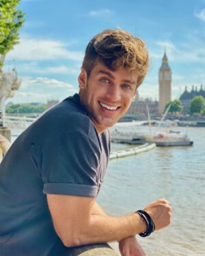 Polo Morín Instagram - No es suerte… 
Es tu esfuerzo diario,
Son tus ganas de salir adelante,
No dejarte vencer por el miedo, 
Es ser constante. 
🫶🏼💪🏼🙃🐒🪱