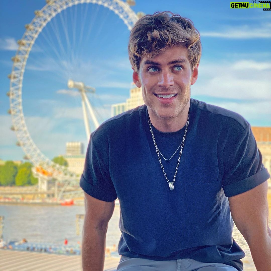 Polo Morín Instagram - Y vas aprendiendo que no solo se trata de mariposas en el estómago, se trata de paz en la mente y tranquilidad en el corazón.