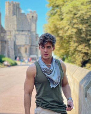 Polo Morín Instagram - Los grandes castillos están hechos de pequeñas piedras,
los grandes éxitos de pequeños progresos. 🏰👨🏼‍🔧