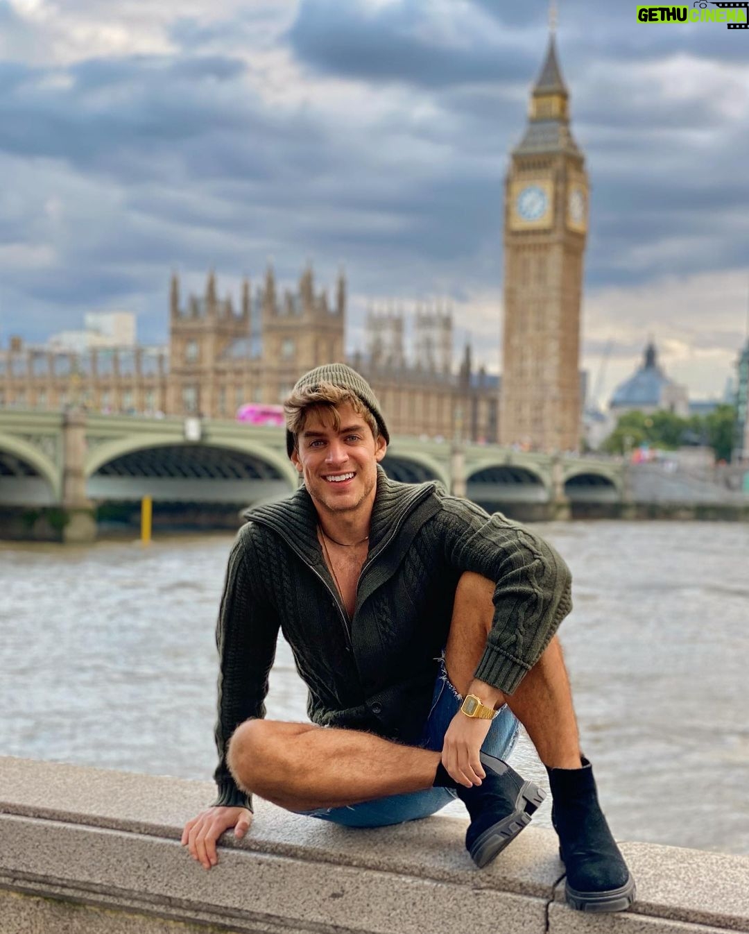 Polo Morín Instagram - Sí, más fotos de estas… me vale, estoy muy muy feliz. :) 🧀🧀🧀 London, United Kingdom