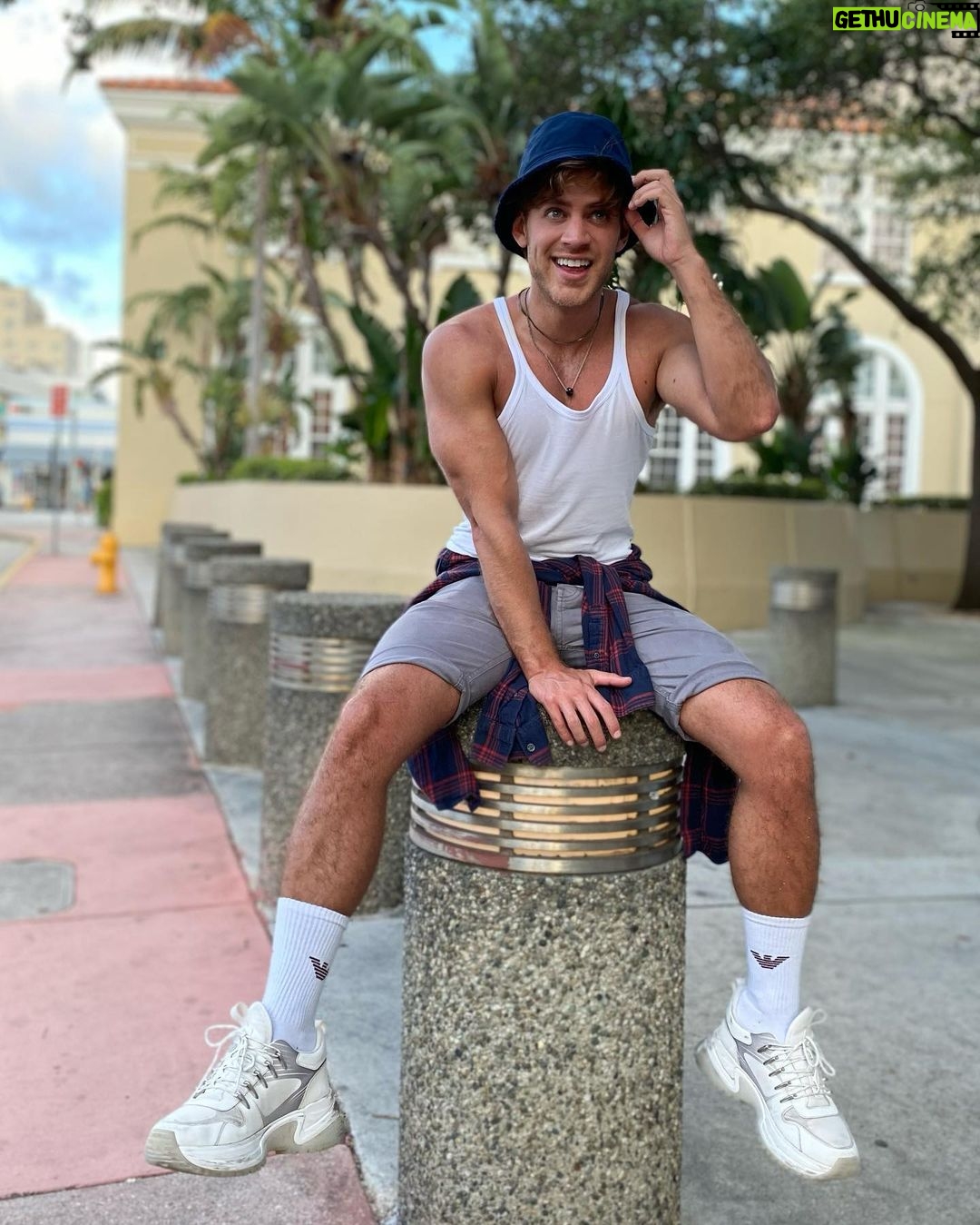 Polo Morín Instagram - Unos perros me hicieron photobomb, me caen bien. 🙃 Miami Beach, Florida