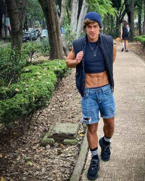 Polo Morín Instagram - Que te VALGA lo que diga la gente, es la mejor manera de ser FELIZ siempre. 🤙🏼🙃