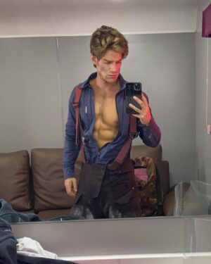Polo Morín Instagram - Selfies terminando un día ENTERO (5am-9pm) de grabar INCENDIOS. 🔥
Nunca había estado mas cansado en mi vida, pero no se me borraba la sonrisa de la cara. 
Espero te este gustando la serie, le pusimos MUCHO CORAZÓN. 🫶🏼❤️‍🔥