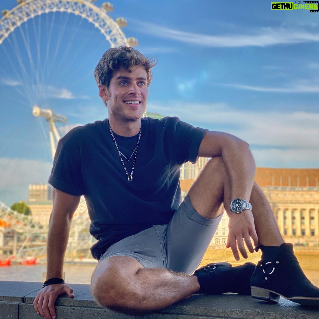 Polo Morín Instagram - Y vas aprendiendo que no solo se trata de mariposas en el estómago, se trata de paz en la mente y tranquilidad en el corazón.