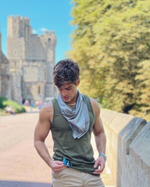 Polo Morín Instagram - Los grandes castillos están hechos de pequeñas piedras,
los grandes éxitos de pequeños progresos. 🏰👨🏼‍🔧