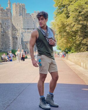 Polo Morín Instagram - Los grandes castillos están hechos de pequeñas piedras,
los grandes éxitos de pequeños progresos. 🏰👨🏼‍🔧